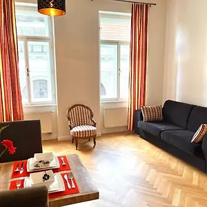 https://amazing-apartment-zborovska.praguehotelsweb.com