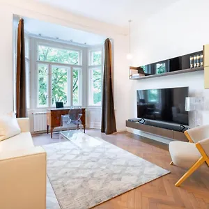 https://elegant-paris-ave-apartment-with-a-terrace.praguehotelsweb.com